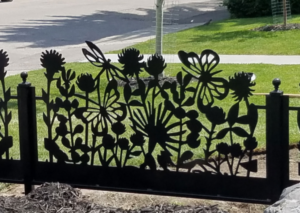 Pagar besi dengan motif daun dan bunga yang indah